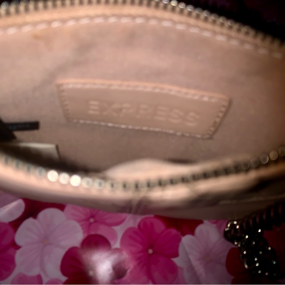 Express Beautiful Wrist-let wallet . - Picture 14 of 17
